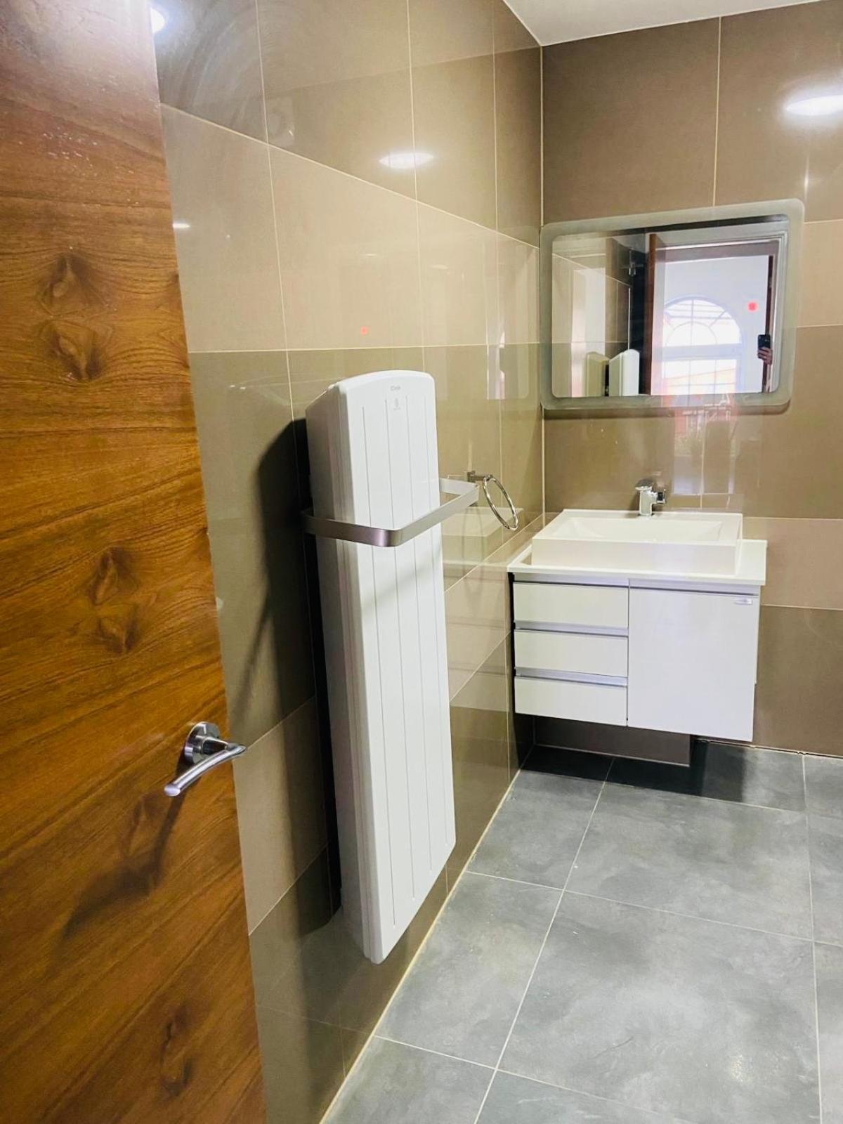 Apartment Modern Flat With Free Parking Close To Centre *