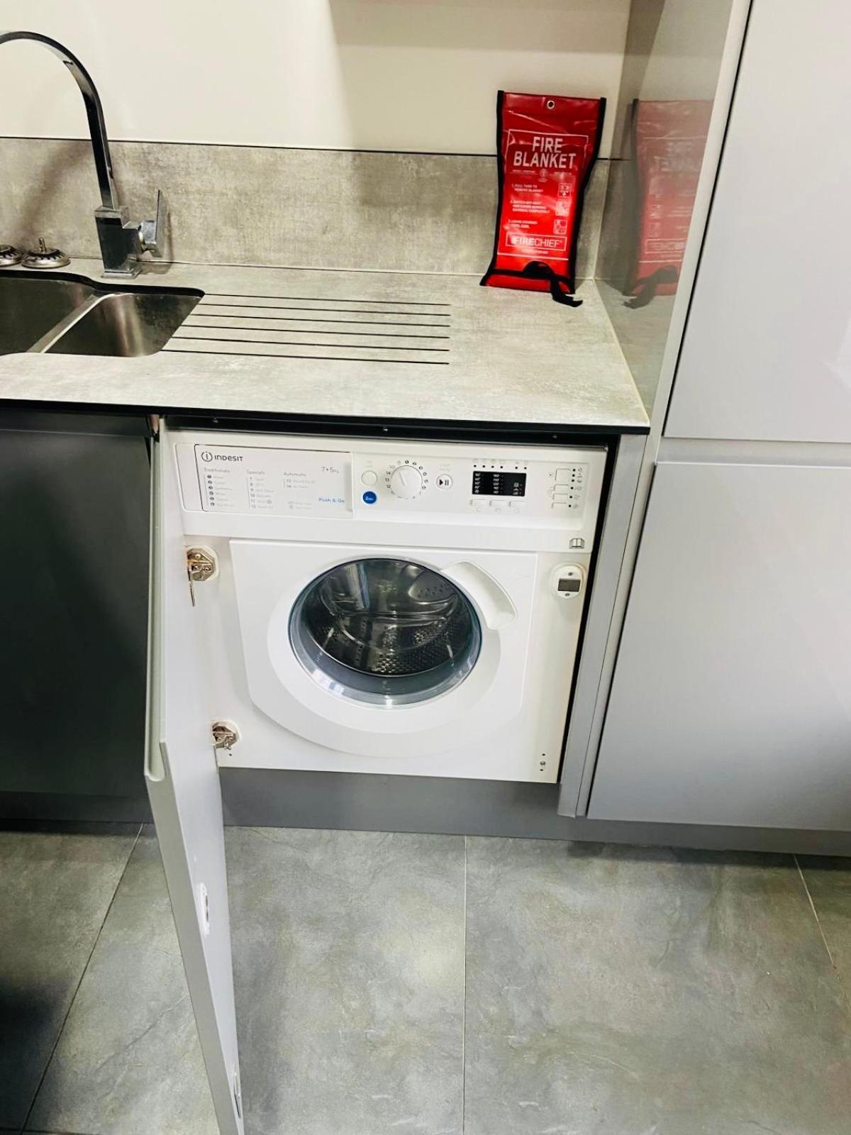 Modern Flat With Free Parking Close To Centre *